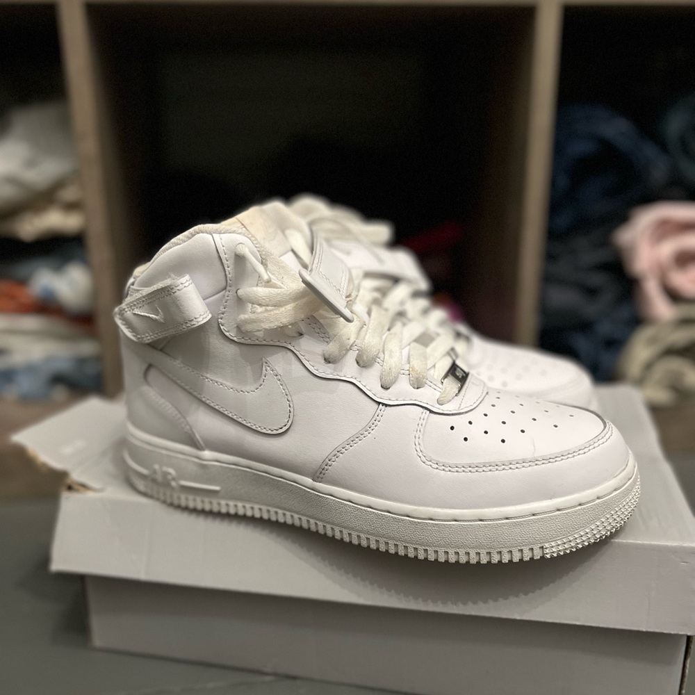 white nike air force mids